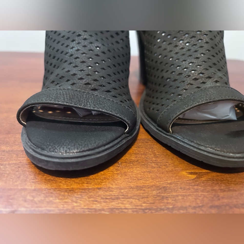 Portland boot Company, black faux leather double zip caged bootie size 8.5 - Picture 5 of 12